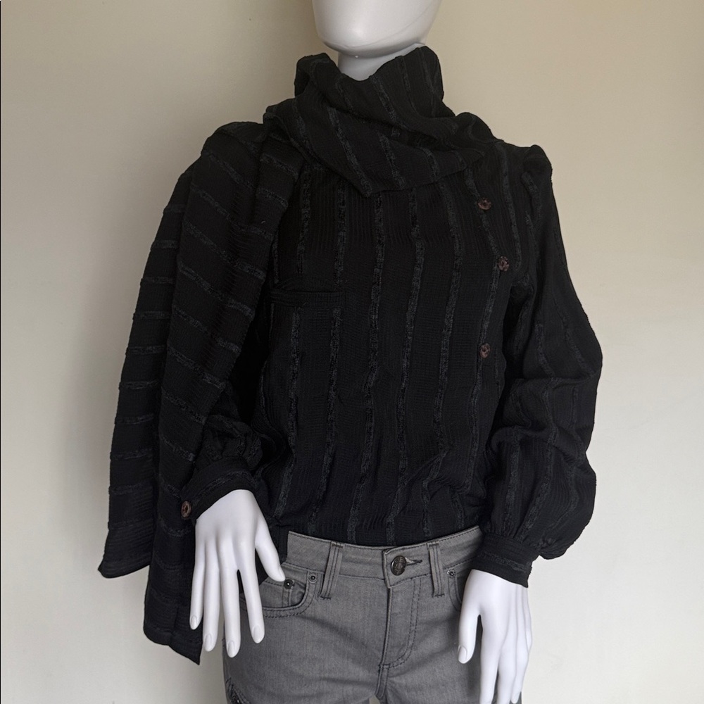 Made in 🇮🇹. 100% silk blouse with separate scarf. Same fabric.